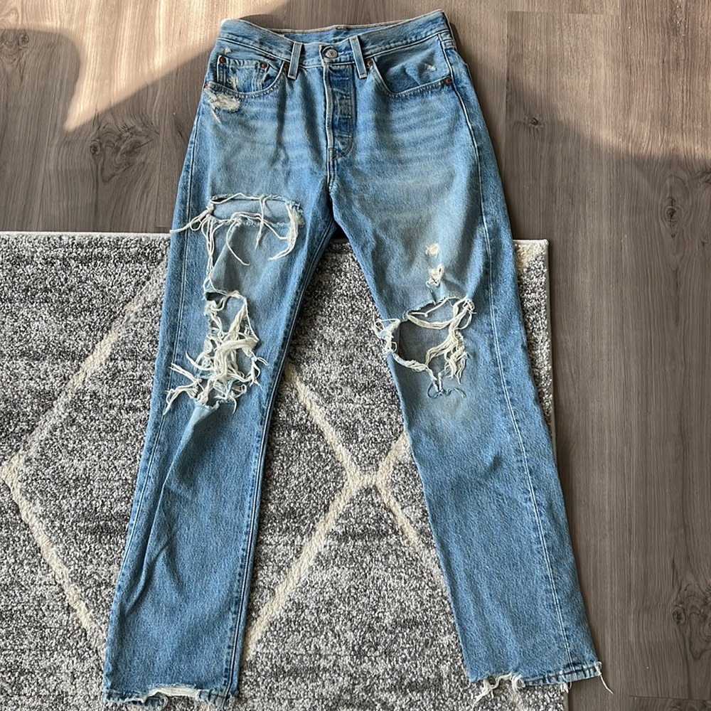 Women’s Distressed Levi’s 501